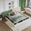 Lit contemporain entièrement rembourré de forme spéciale avec capitonnage à boutons profonds et compartiments de rangement dans les rails et le pied de lit, sans sommier tapissier, très grand, beige