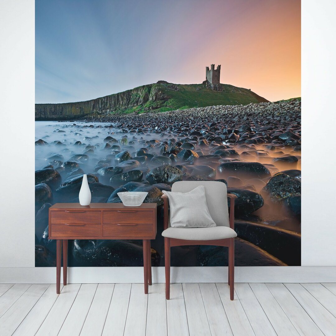 Seidenmatte Tapete Foggy Sunrise at Dunstanburgh Castle