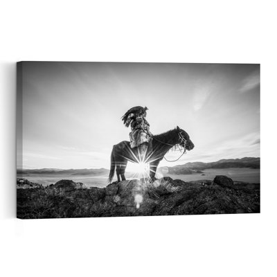 Aigle mongol chasseur, art mural abstrait traditionnel dramatique représentant un aigle, un cheval et un paysage de montagne