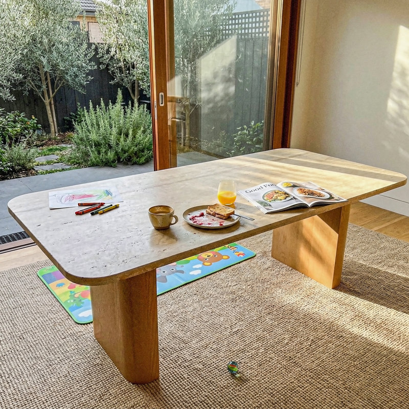 Table de salle à manger rectangulaire Ovelo de 96 po en travertin avec double pied central en chêne - Naturel
