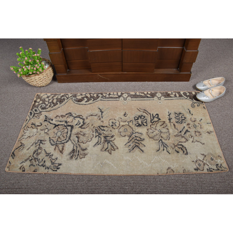 Tapis de porte turc rétro avec motif floral distinctif dans des tons de brun