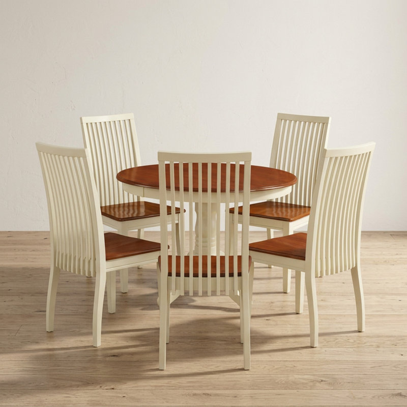 Ensemble de salle à manger rond 5 pièces en bois asiatique fini acajou : table sur pied central avec dossier à échelle et chaises de salle à manger en bois.