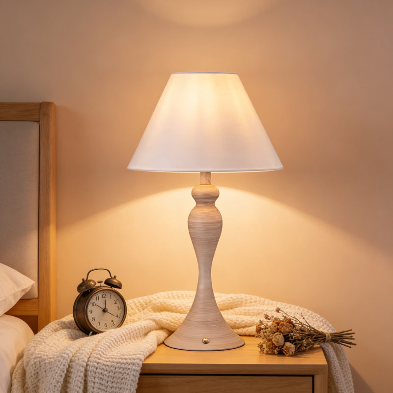 Lampe de table rechargeable sans fil avec une longue durée de vie de la batterie, 3 niveaux de luminosité à intensité variable et une lumière blanche chaude pour une utilisation portable à l'intérieur et à l'extérieur