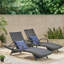 Chaise longue en osier PE avec accoudoirs, résistante aux intempéries et ergonomique pour un confort et une détente ultimes