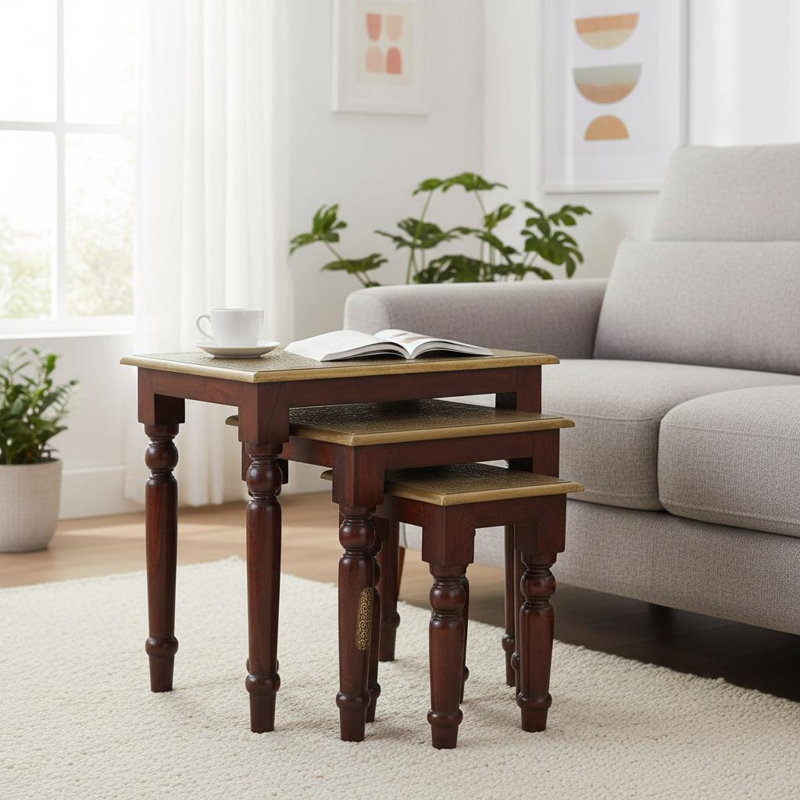 Ensemble de 3 tables gigognes en laiton martelé à la main avec plateau doré