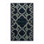 Tapis gris soyeux et moelleux-429044889