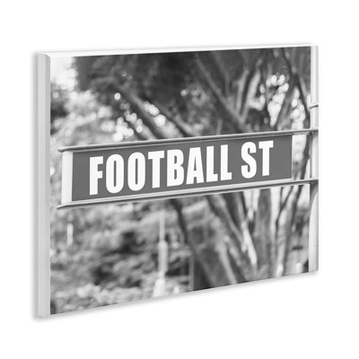 «Football Street Sign» par Daphne Polselli