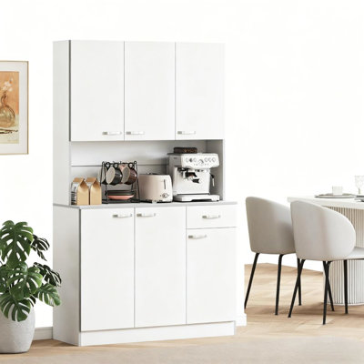 Cuisine moderne avec tablettes et comptoir de 71 po de hauteur et à plusieurs niveaux pour garder votre garde-manger en bon état