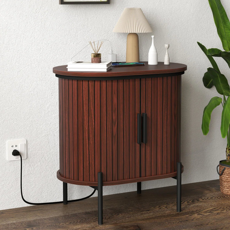 Table de chevet ovale Mid-Century de 21,7 po Parthenia, table de bout avec portes coulissantes cannelées et port de charge USB intégré