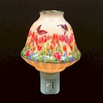 Nalayiah papillons sur un champ de fleurs veilleuse
