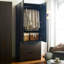 Armoire en bois à deux portes avec deux tiroirs et barres de suspension-138397440