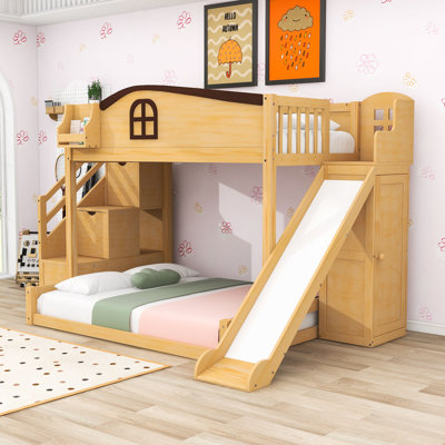 Lit superposé simple au-dessus de double avec glissade, escalier de rangement et garde-robe