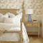 Luxueux grand lit avec poteau tourné et structure latérale en bois naturel de couleur unie