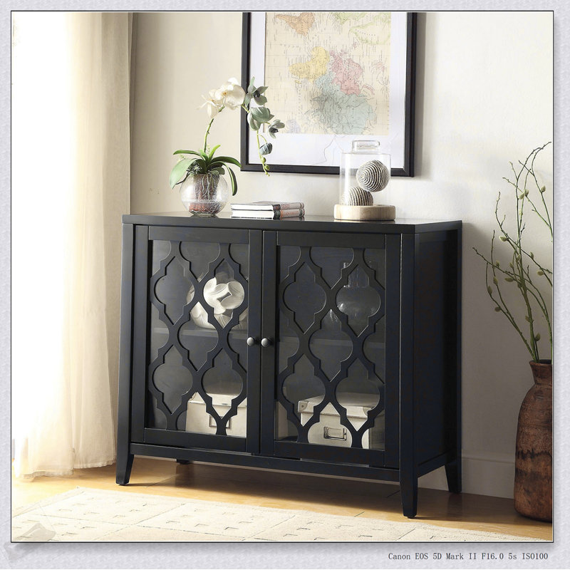 Console Ceara avec beaucoup de rangement, parfaite pour un décor moderne et élégant.