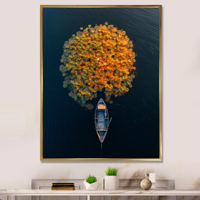 Arial View petit bateau sur le lac calme sur toile
