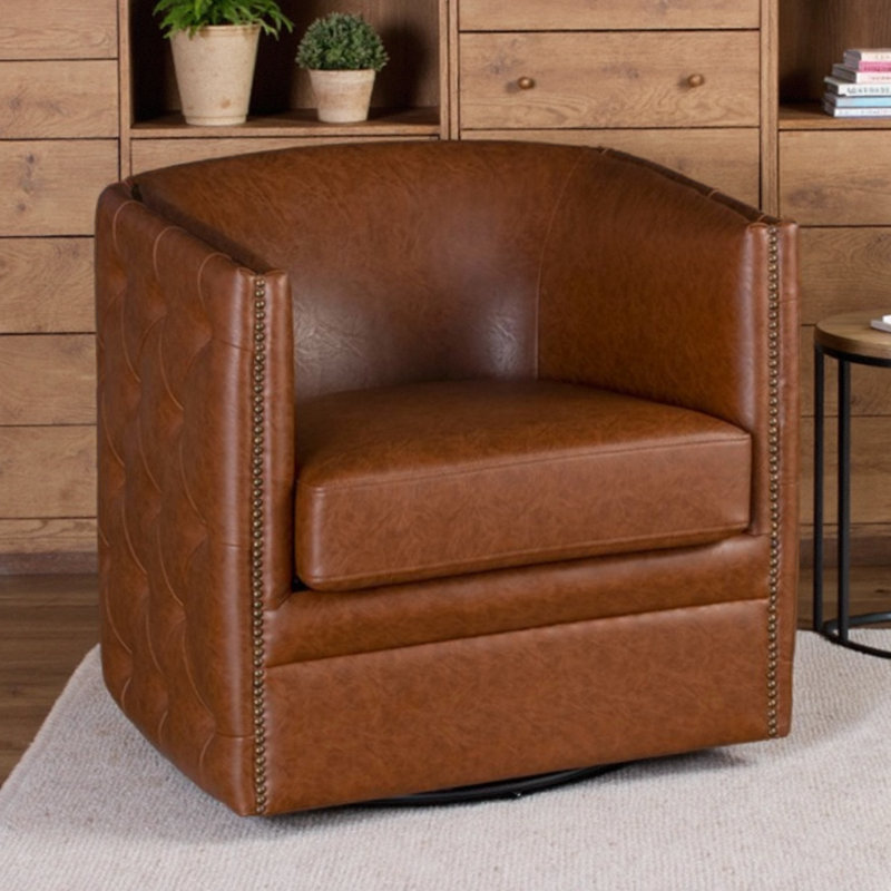 Fauteuil pivotant tonneau capitonné Capstone en similicuir brun riche avec têtes de clou bronze, structure en bois massif et entièrement assemblé