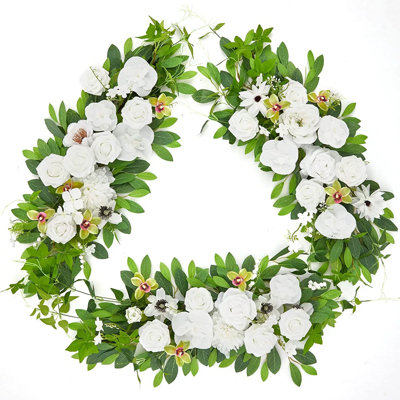 3 pièces accueillant des invités, des rangées de fleurs, des linteaux, des signes d'eau, des fleurs artificielles, des décorations de mariage