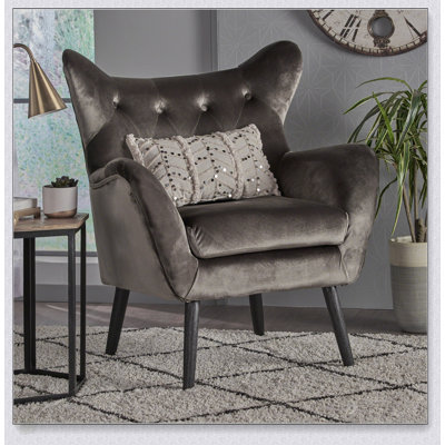 Charmant fauteuil en velours avec dossier à oreilles gracieux pour une assise élégante et confortable dans n'importe quelle maison