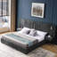 Très grand lit plateforme gris foncé, revêtement en chenille, conception plissée, table de chevet et lampes réglables, sans sommier, éclairage de lit de style minimaliste moderne, manuel - pour un look artistique-1067566780