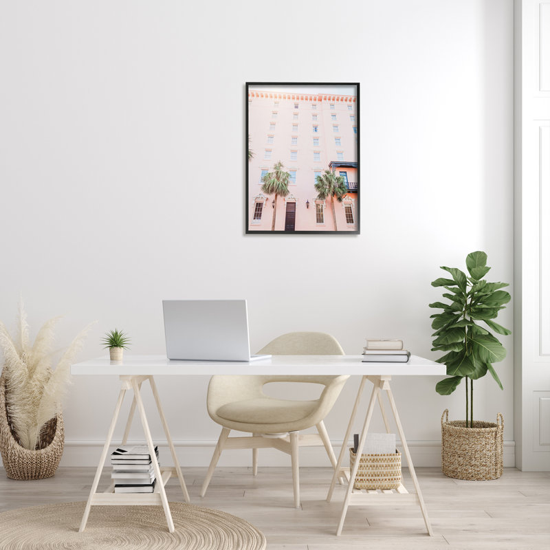 «Tropical Pink Holiday Building Summer Palm Trees» par Jennifer Rigsby - Photographie à cadre flottant sur toile