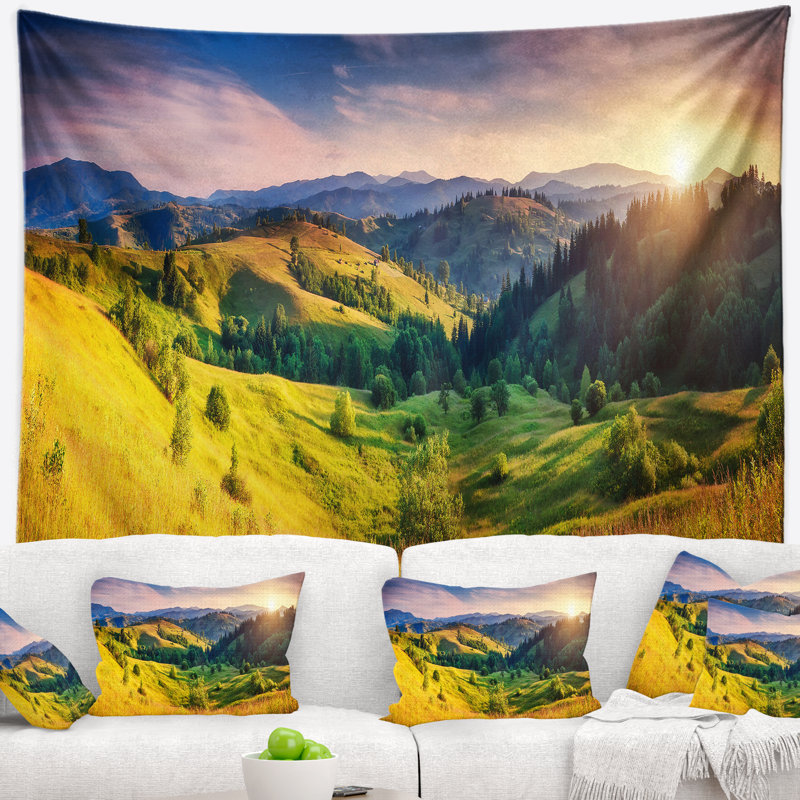 Tapisserie «Landscape Green Hills Glowing By Sunlight», H 32 po x l 39 po