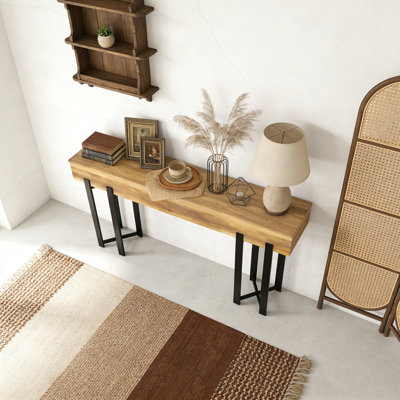 Console en bois avec canapé et couloir
