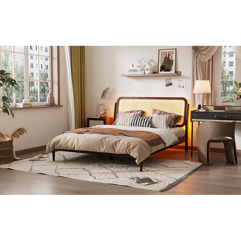Grand lit plateforme en bois avec rangement à DEL et tête de lit en rotin, Espresso antique