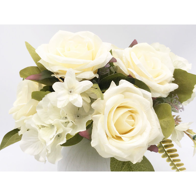 Agencement floral en soie ouvert rose et fleur hortensia en vase