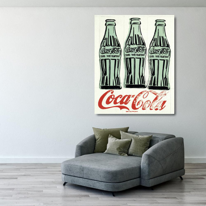 Trois bouteilles de coca, H 35 po x l 28 po