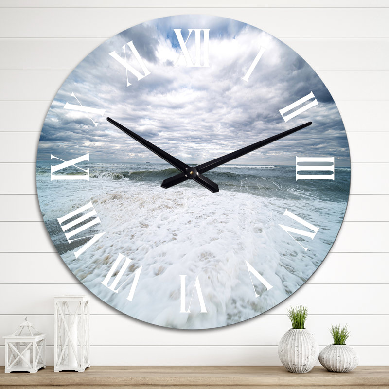 Plage avec sable blanc et ciel nuageux - Horloge murale nautique et côtière, Moyen