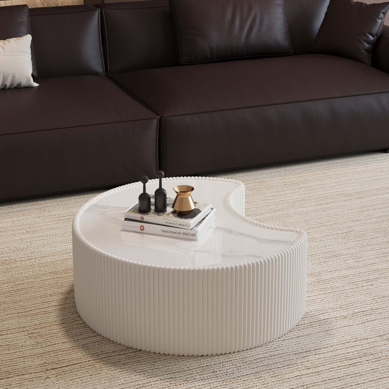 Table basse moderne en cuir de forme irrégulière avec dessus en pierre frittée pour salle de séjour avec construction stable et robuste, sans assemblage requis