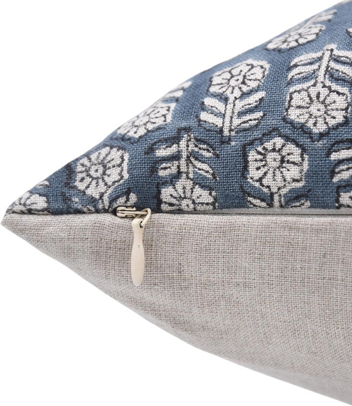 Coussin à motif floral en lin imprimé à la main Fabldine - Tulsi Buti, 16 po x 16 po