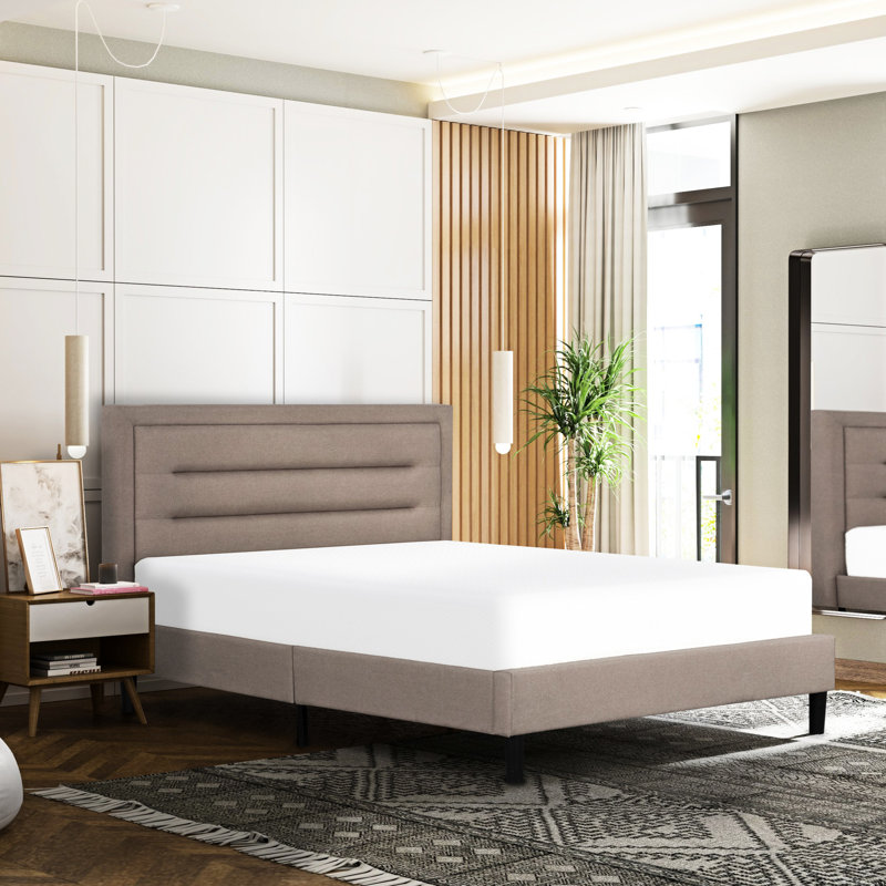 Lit tapissier pleine grandeur contemporain brun avec tête de lit, capitonnage horizontal, structure et lattes en contreplaqué, pieds, installation rapide, plateforme d'expédition compacte, conception en canal moderne, lattes en bois massif