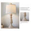 Lampe Kathyrne classique de 24,5 po de hauteur en résine rétro classique, convenant aux salons, aux chambres et aux bureaux