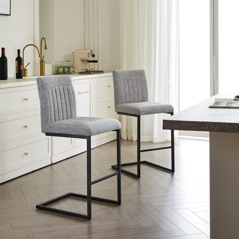 Tabouret de bar gris pratique avec siège de 24 pouces de hauteur, structure en métal noir pour pub et salle à manger, 2 sièges méticuleusement conçus, îlot de cuisine,