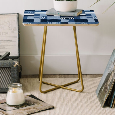 table de bout à pieds croisés