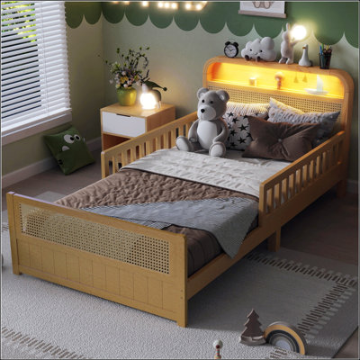 Structure de lit simple en rotin avec lumières DEL et tête de lit de rangement, idéale pour les enfants avec des barrières de sécurité
