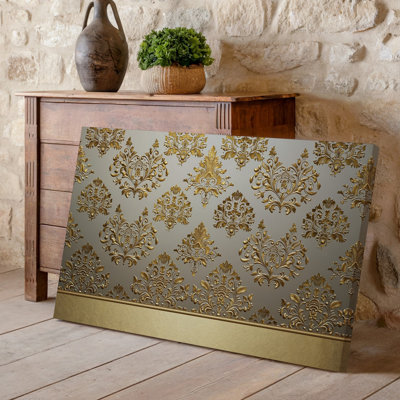 La toile crée un design de papier peint élégant avec un motif damassé complexe en or chatoyant contre un taupe doux