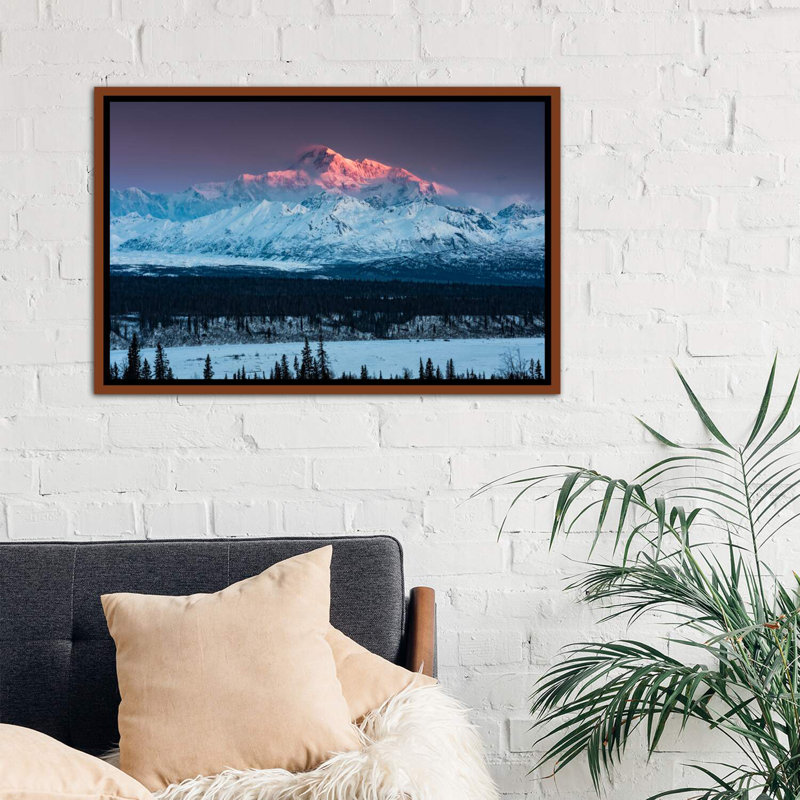 «Denali Glow» par Stefan Hefele - reproduction de photo, H 26 po x l 40 po x 1,5 po, Toile avec cadre en bois classique