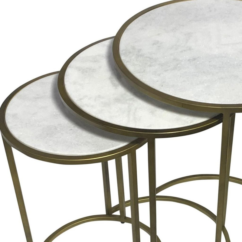  Ensemble moderne de trois tables gigognes en marbre blanc et doré