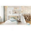 Lit superposé simple au-dessus d'une chambre double avec échelles et glissoires, lit superposé au sol avec étagères de rangement et garde-robe, conception de maisonnette-223508772