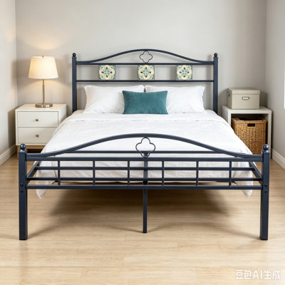 Base de lit plateforme grand format en métal bleu foncé, tête de lit et pied de lit de style bohémien décoratif