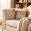 Crème moderne 3 places blanc avec 2 coussins, rembourrage en mousse haute densité, accents métalliques dorés, velours de coussins amovibles, dossier profond, côté garni, doux pour les appartements