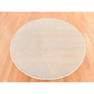 Tapis oriental rond 6 pi x 6 pi couleur pêche, ton sur ton, laine et soie, noué à la main, rond
