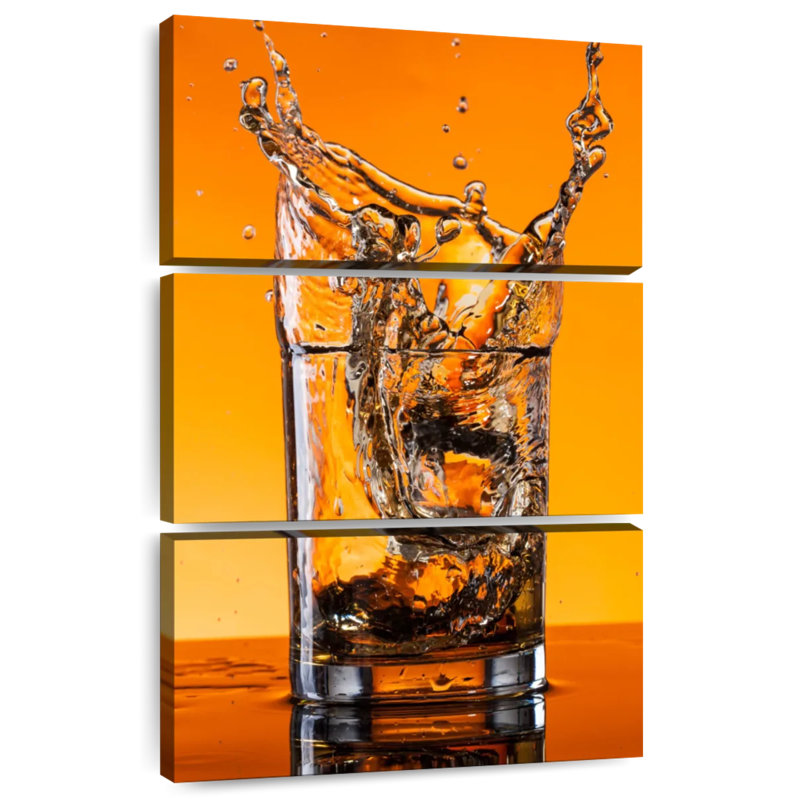 Yarlin whisky éclaboussant dans un verre, H 32 po x l 20 po