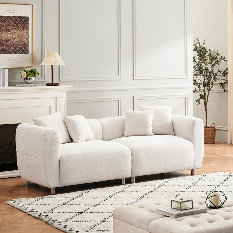 Canapé de 226 cm (89 po) avec structure en bois massif, 4 coussins et pieds en métal - Blanc, assise profonde et spacieuse, pieds confortables de 226 cm (89 po), coussins pour l'espace de réception