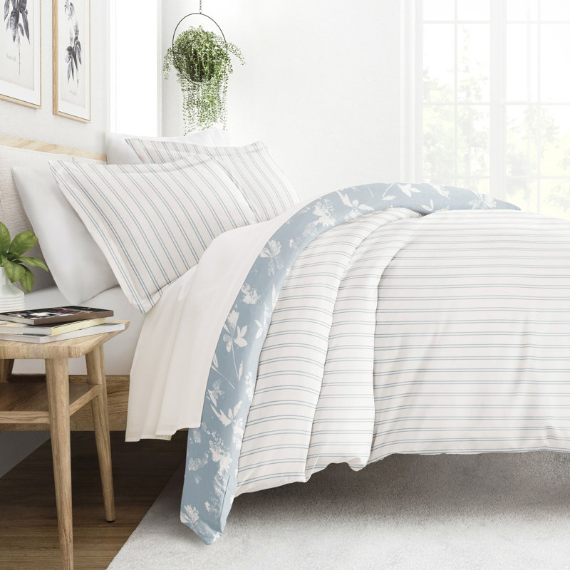 Light Blue and White Floral Pattern Reversible Queen Duvet Cover Set