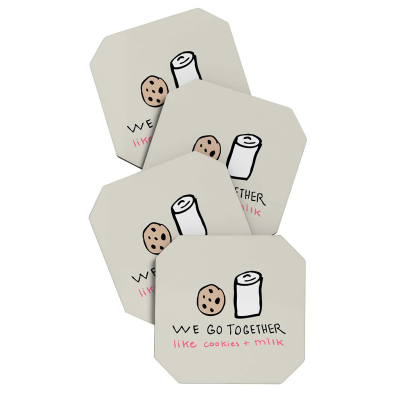 Allyson johnson comme les biscuits et les sous-verres à lait