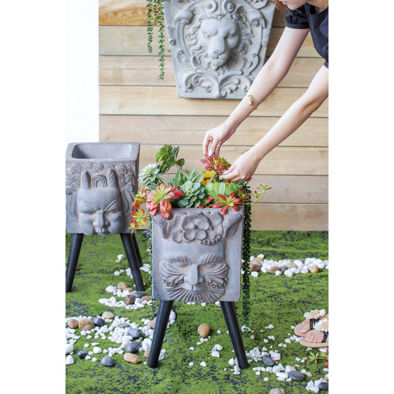 Statue de dieu grec avec pot de fleurs