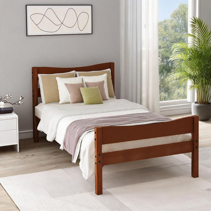 Lit plateforme simple en bois massif brun avec tête de lit et lattes de bois pour la chambre à coucher